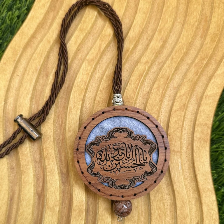 آویز چوبی خوشبوکننده خودرو دستدوز طرح یا اباعبدالله الحسین (ع) همراه با عطر مخصوص