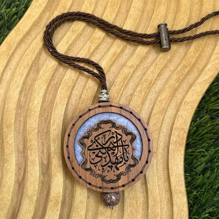 آویز خوشبوکننده خودرو چوبی دستدوز طرح یا مهدی ادرکنی (عج) همراه عطر مخصوص